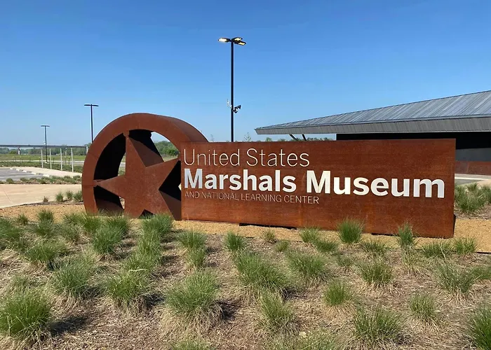 Old Fort Loft King & Queen Suites Nearest Accomodation To Marshals Museum Power Your Ev For Free!